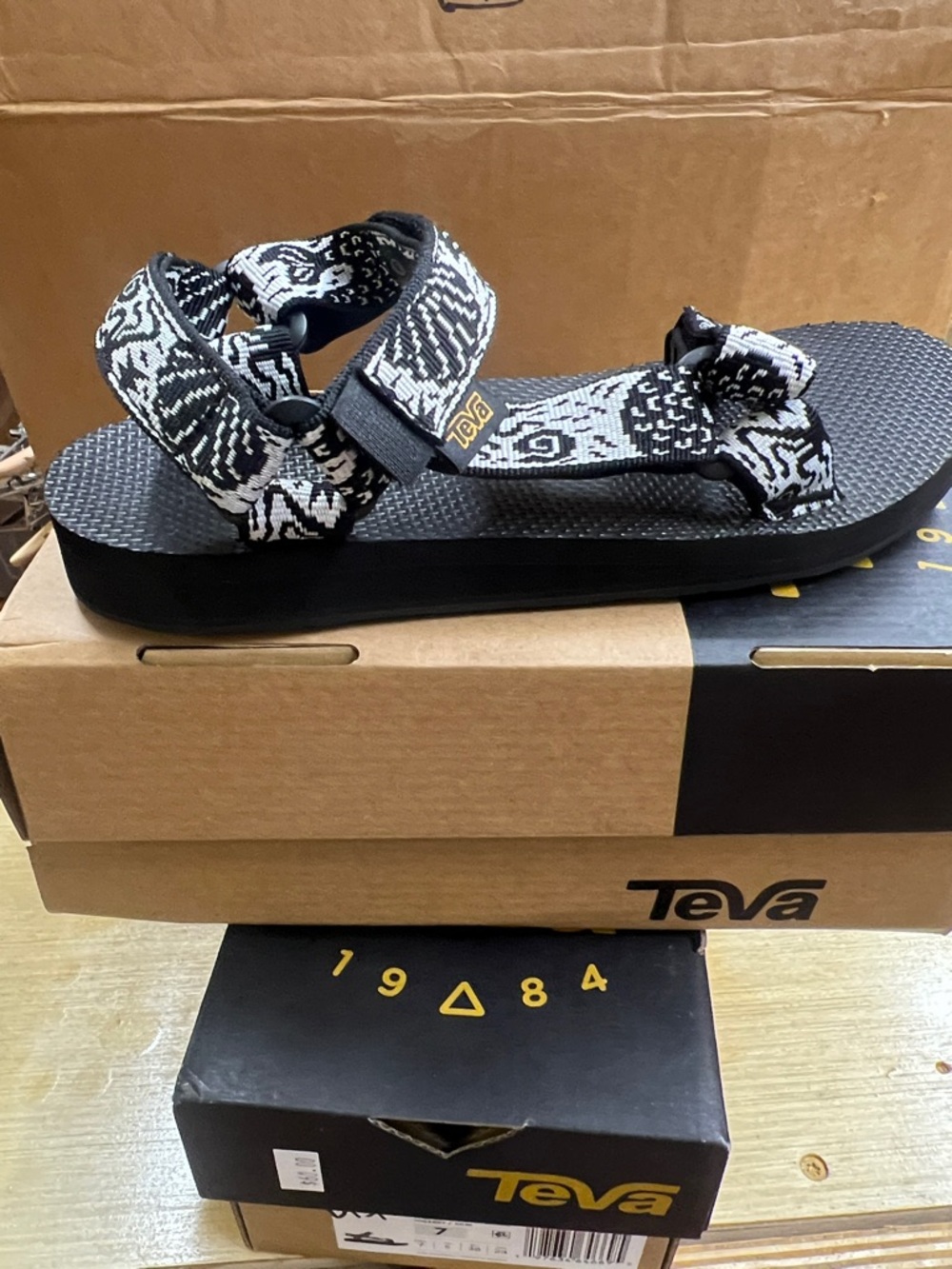 NWT Teva W’s Orig. Universal Sandal- Black/White